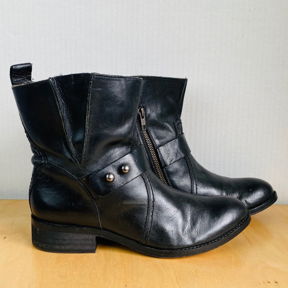 Vintage womens black leather boots, 9M.
